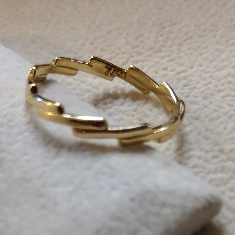 SOLD: 18k Stackable Ring - Picture 5 of 5